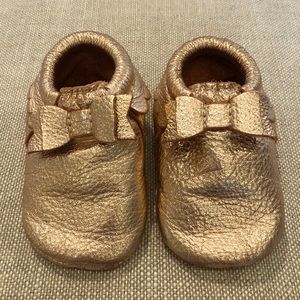 Freshly Picked Rose Gold Bow moccs, size 4